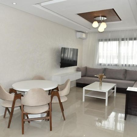 Lovely Apartment With Pool & Gym เกนิตรา ภายนอก รูปภาพ