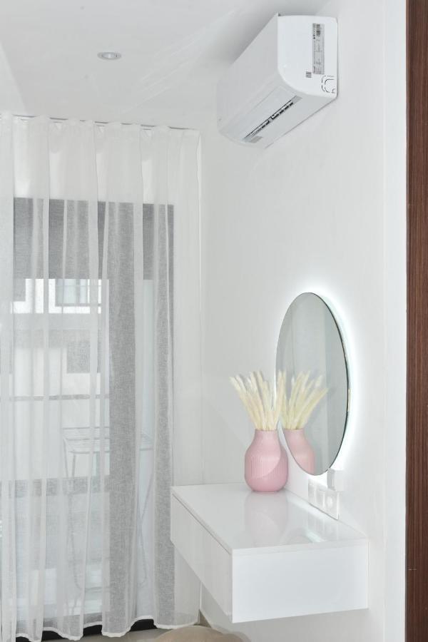 Lovely Apartment With Pool & Gym เกนิตรา ภายนอก รูปภาพ