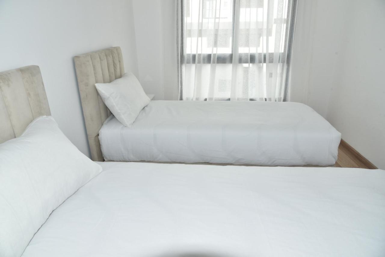 Lovely Apartment With Pool & Gym เกนิตรา ภายนอก รูปภาพ